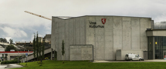 Paraglider styrtet i taket til Voss kulturhus